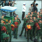 Militari cinesi con abiti dei monaci del Tibet